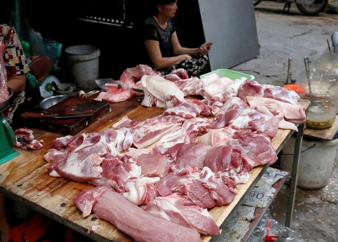 越南大部份猪只由传统的小农场饲养，且大部份供国内食用，因此爆发猪瘟疫情时并不容易控制。这是当地一个售卖新鲜猪肉的摊贩。