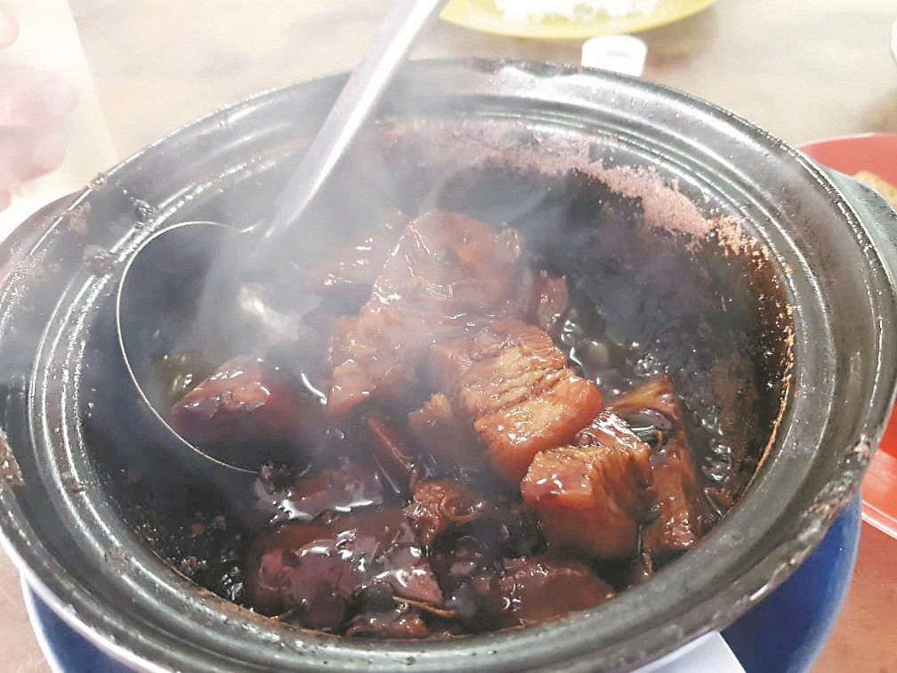 干肉骨茶吃法，于上个世纪90年代末流行。一般都有鱿鱼、辣椒干、羊角豆和黑酱油等。