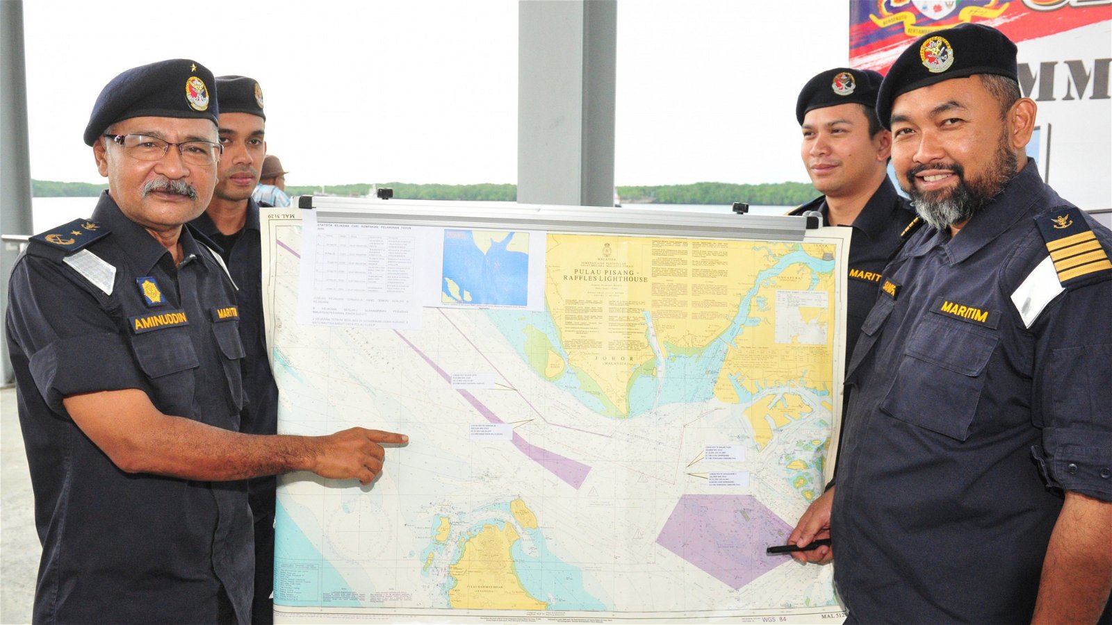 阿米努丁（左起）与沙尼法表示，海事执法机构成功逮捕在我国海域干案的海贼。（摄影：杨金森）