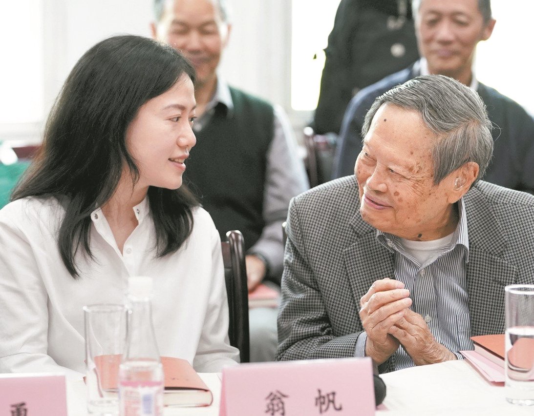 杨振宁（右）与翁帆相差54岁，当初两人在一起时也备受议 论，但两人已携手走过15年的岁月。（图取自面子书）