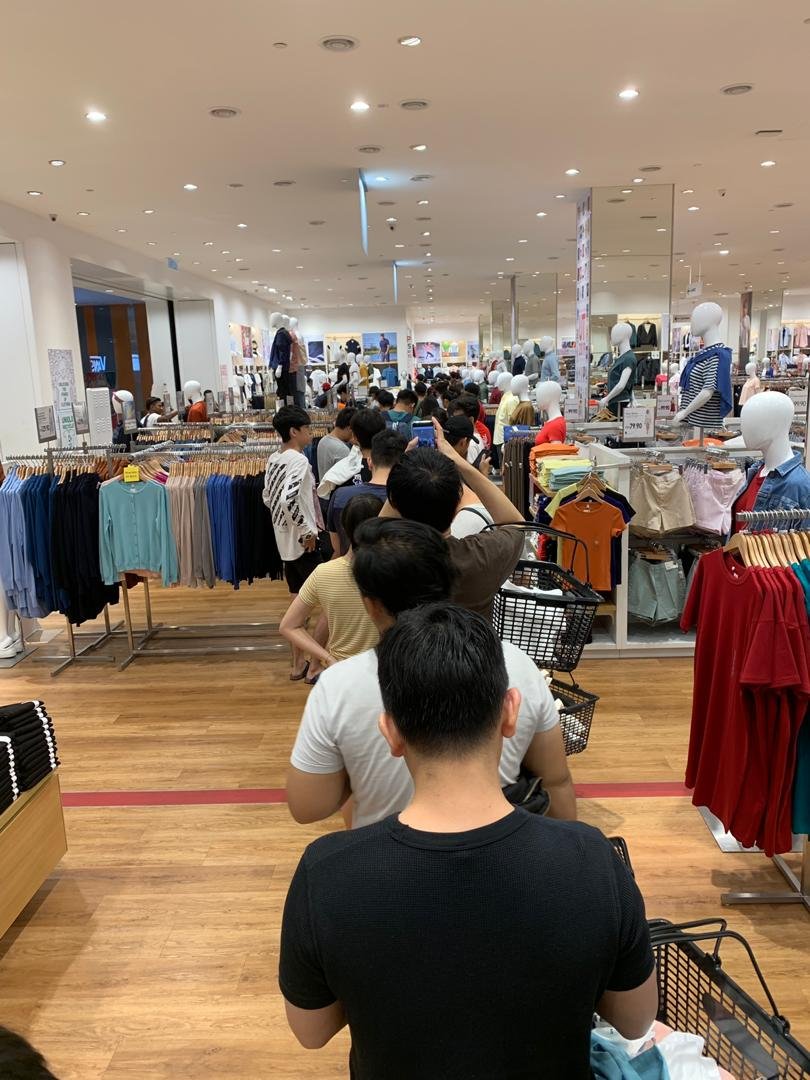 大马优衣库（UNIQLO Malaysia）位于蕉赖双威伟乐城的分店，周一涌现排队付账的队伍，惟大家皆有耐心地等候把“心头好”买回家。