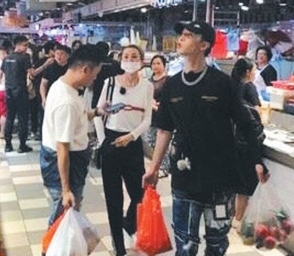 张曼玉（左）和范丞丞在菜市场买菜。