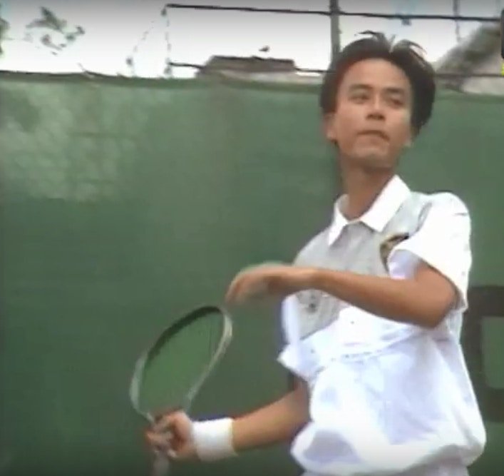 李克勤在剧中打网球。