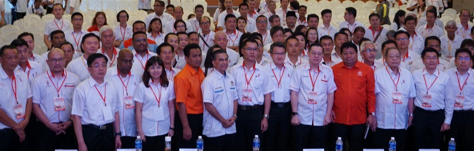 民主行动党柔州代表大会周日在麻坡召开，林吉祥（前右3起）、玛兹兰、林冠英和刘镇东等与出席代表合照。