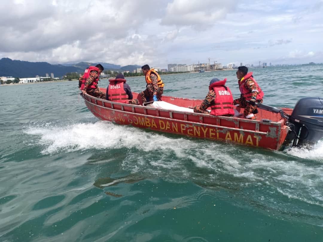 搜救队展开一连两天的搜救行动，于周一中午在槟城海域寻获死者的遗体。