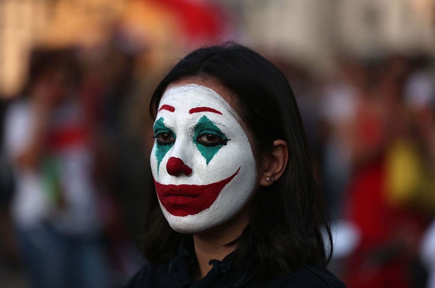 黎巴嫩资深艺术指导阿布乔德上月在贝鲁特烈士广场参与示威时，脸上涂上苍白脸孔加鲜红大嘴的小丑脸谱，抗议当局向人民征收社交媒体税。