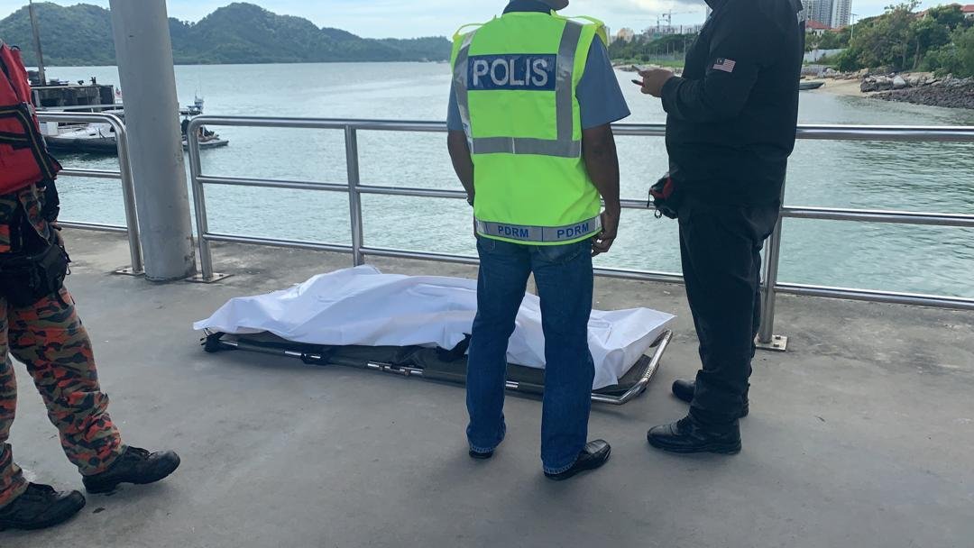 搜救队将死者遗体打捞上岸，送往峇都蛮水警码头。