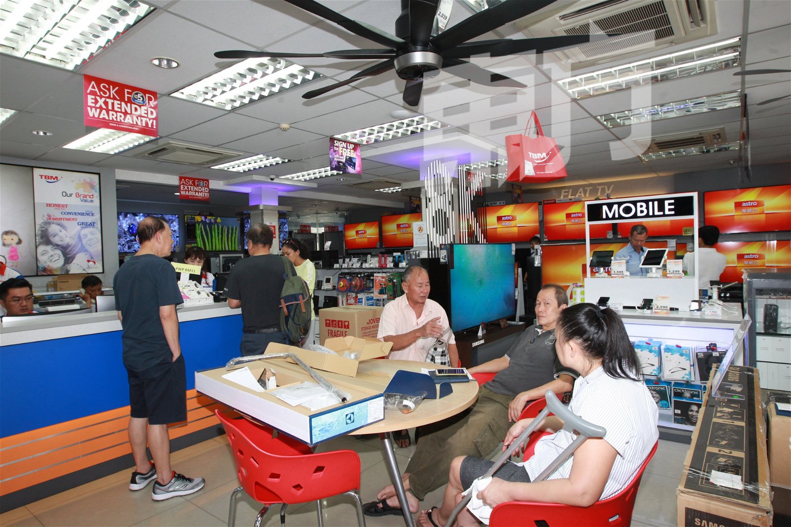 陈文明电器店建立起服务信誉，其社区电器店的地位延伸三代，不离不弃的忠实客户鼎力支持。