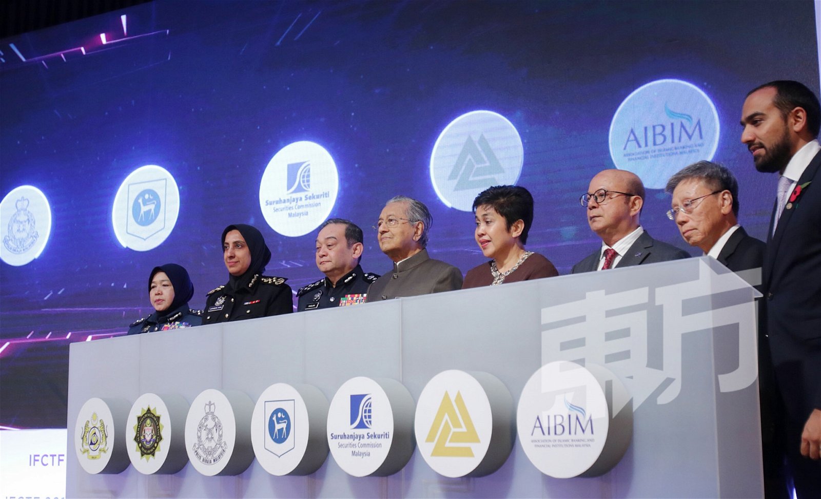 马哈迪（左4）推介公私合作伙伴关系，左起为阿兹玛、拉蒂法、马兹兰；右起为阿沙阿兰、郑亚烈、赛再益和诺珊希雅。 （摄影：骆曼）