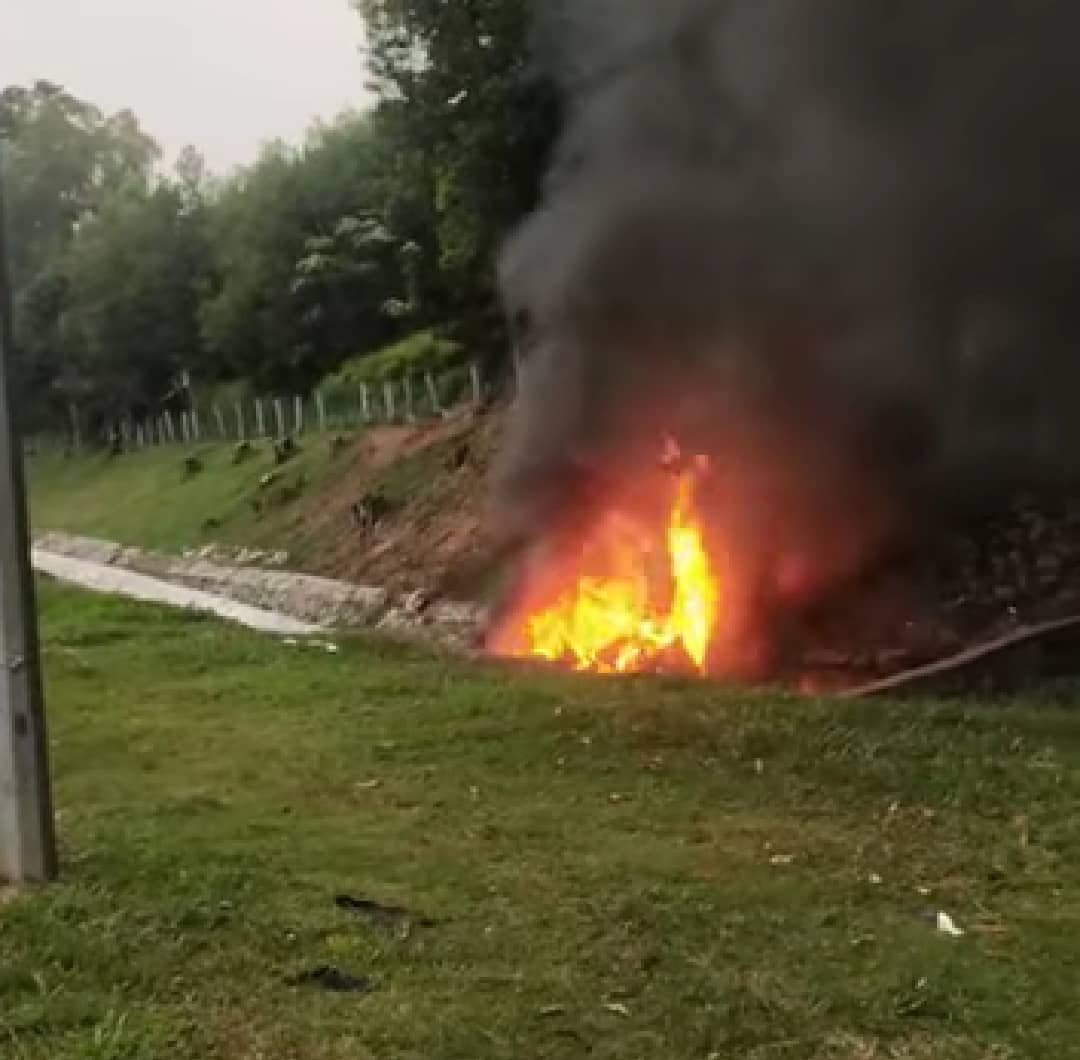 客貨車撞向大道旁溝渠後，燃起熊熊大火。