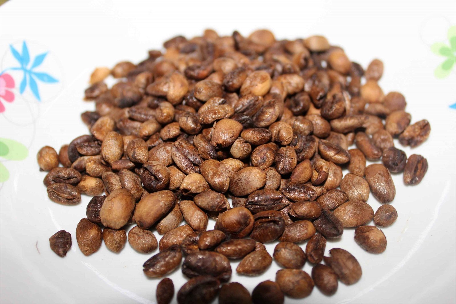 经过加工，即炒干或烘培后的咖啡豆，香味浓郁，保存期可达6个月，但若要品尝最佳的风味，还是越快尝用越好。