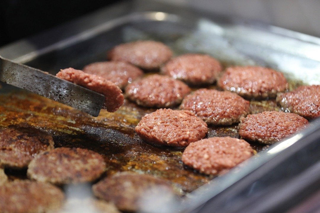 随著素牛肉与汉堡肉替代品取得爆炸性成功，替代性蛋白质产业持续蒸蒸日上。这是周三在中国上海举办的第二届进博会上，由美国Impossible食品公司带来的一款人造肉汉堡。（图取自中新社）