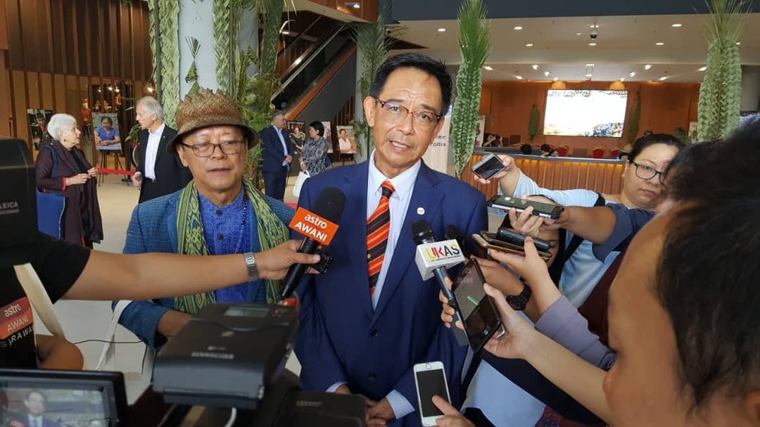 砂拉越旅游、艺术与文化部长拿督阿都卡林（中）向媒体说明博物院受损的情况。