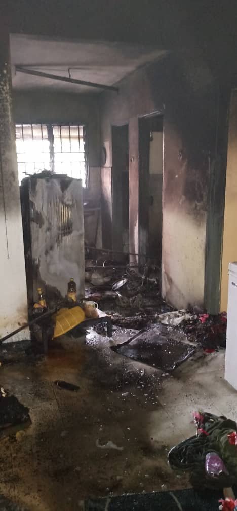 火患后，厨房被烧毁不堪。