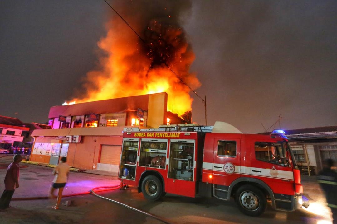昔加末彭江海路烘焙材料及白钢店铺周二晚发生火患，所幸没有酿成人命伤亡。