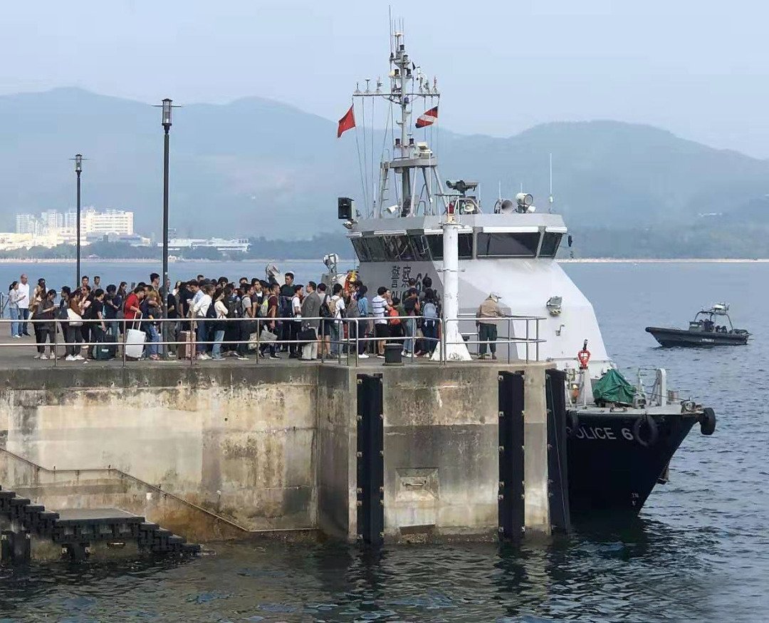 香港警方周三早上调派水警轮，在中大对开马料水码头协助一批在香港学校就读的中国学生及家长前往安全地点。这些学生在抵步后自行安排交通工具离开。