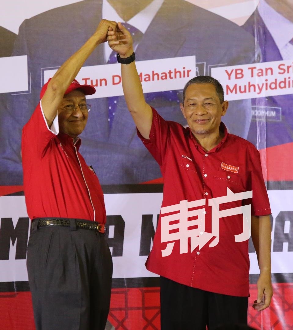 首相敦马哈迪(左起)，两度到访丹绒比艾国席选区，大打建设牌，为希盟候选人卡敏站台拉票。 （摄影: 刘维杰）