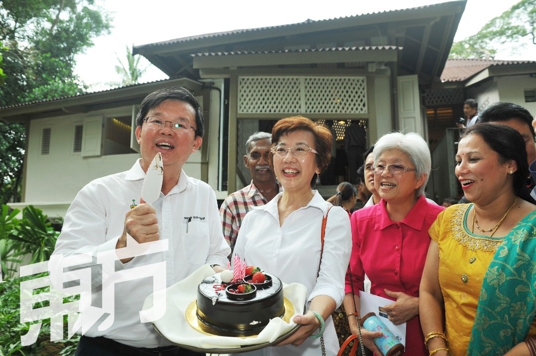 曹观友（左起）在夫人陈莲枝及槟州行政议员章瑛的陪同下，与众人共同欢庆其61岁生日。（摄影：蔡开国）