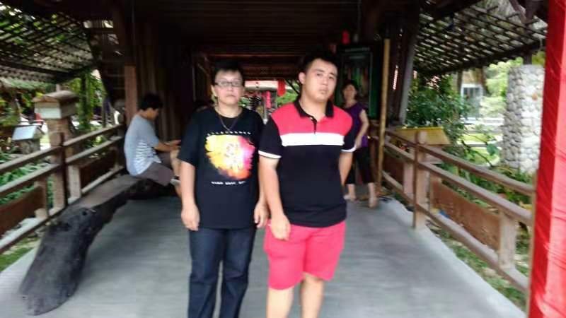 陈桂英与儿子萧凯伦用手机拍下的唯一一张合照。