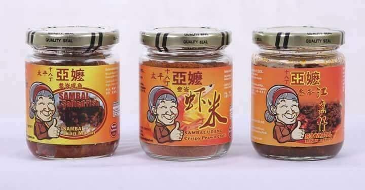 亚嬷参峇虾米（中）是主力产品，左起为亚嬷酱系列的亚嬷参峇咸鱼及亚嬷参峇江鱼仔。