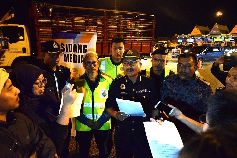 佐哈里（左5）在突检行动结束后召开记者会公布，共有362辆交通工具被截查，其中96辆交通工具因违法而被取缔。