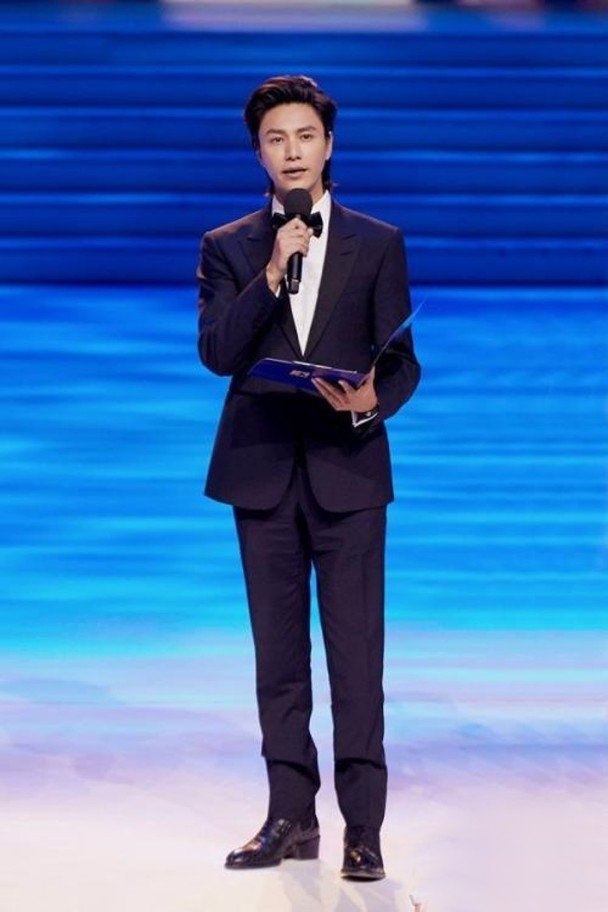 陈坤在金鸡奖演出晚会上朗诵。