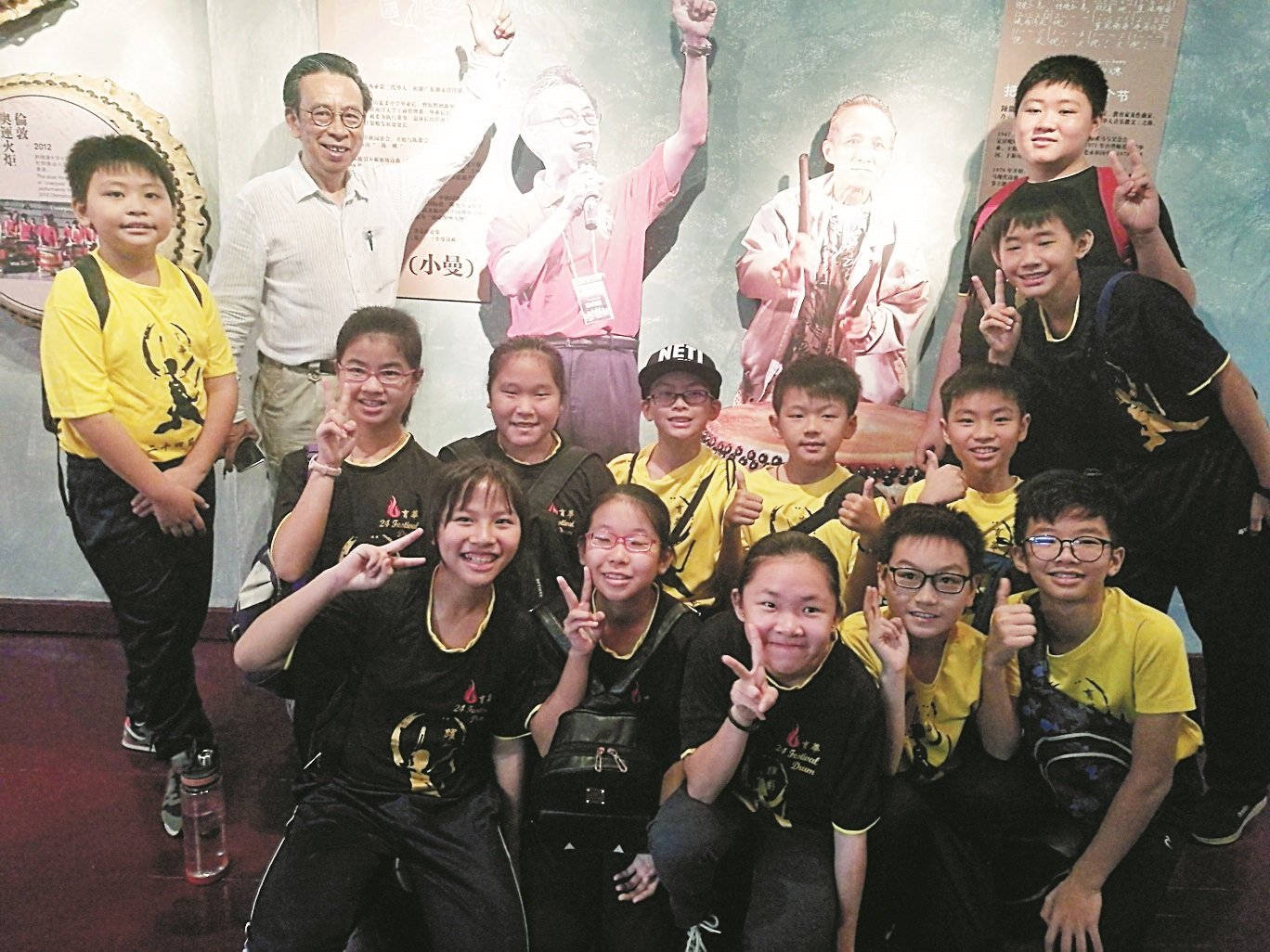 哥打丁宜育华华小廿四节令鼓队成员成为首个参观文化馆的鼓队。