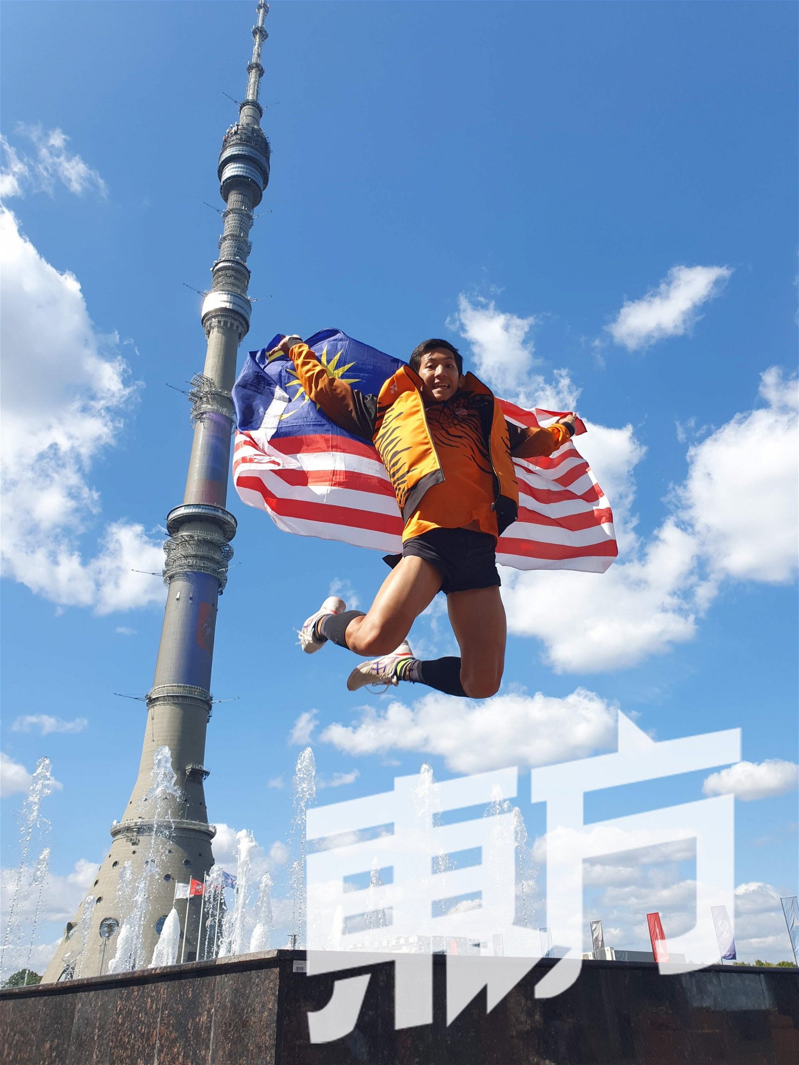 因为高塔竞速活动，苏为庆有机会踏遍世界各地，图为早前到俄罗斯莫斯科参与奥斯坦金诺电视塔垂直马拉松（Ostankino Tower Run）时，在塔前高举大马国旗。