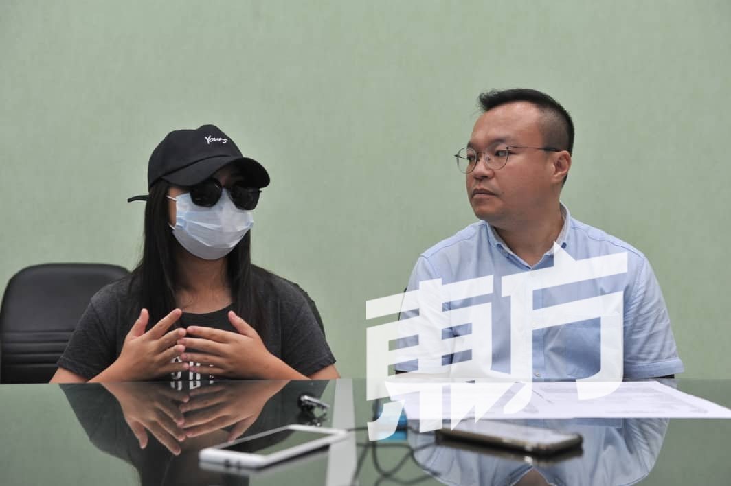 游佳豪（右）向林姓中学生了解通过中介代购买演唱会票的经过。