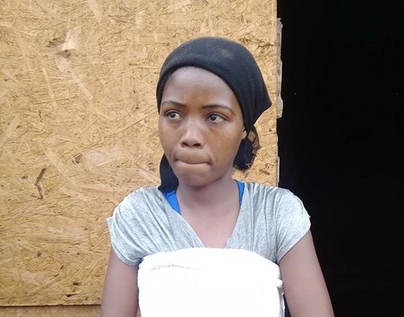 23岁母亲马克维纳（Veronique Makwena）找上性侵、杀害女儿的嫌疑犯，割下对方生殖器。