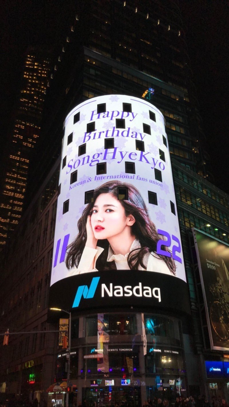 粉丝集资买下纽约时代广场广告，帮宋慧乔庆生。（图取自Instagram）