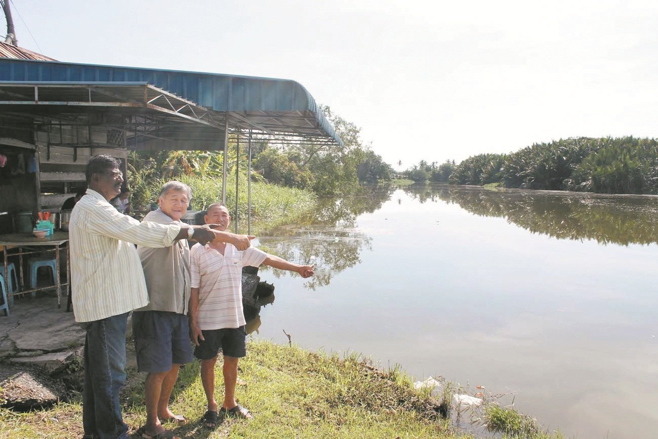 峇眼色海居民古玛（左起）、尤联源及胡汉添指古楼河的火船头一带，近年更频密出现鳄鱼。