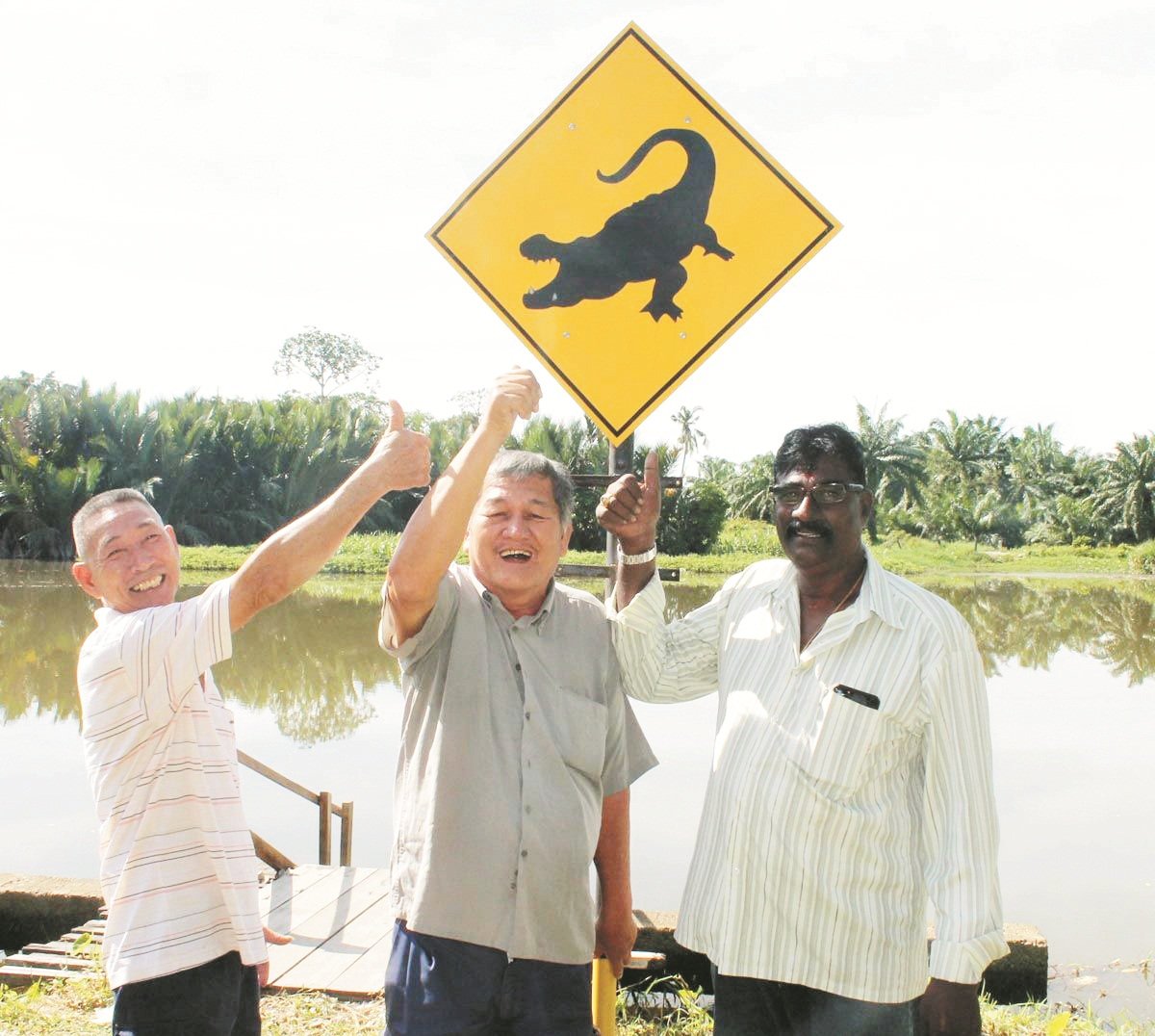 为了安全起见，地方政府在火船头处竖立了防鳄告示牌，提醒公众河内有鳄鱼。