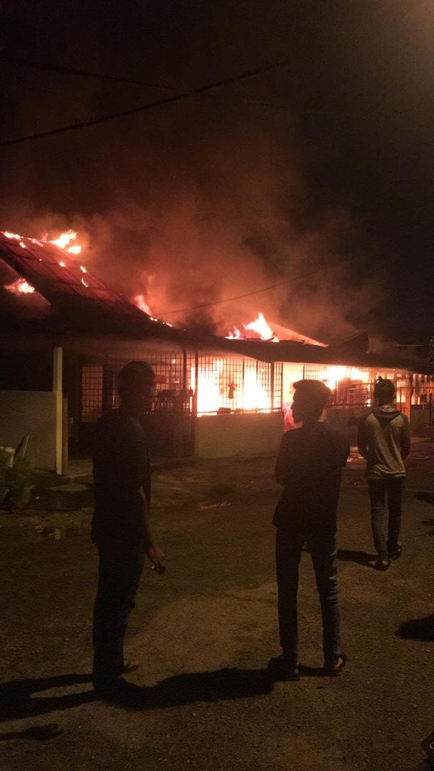 巴生双溪槟榔凌晨发生火患，一共有两间排屋遭火魔吞噬。图为火灾现场引起当地居民的围观。