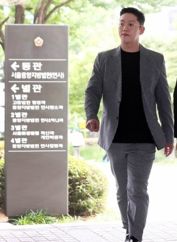 崔钟范最终获韩判有期徒刑一年零六个月及缓刑三年。