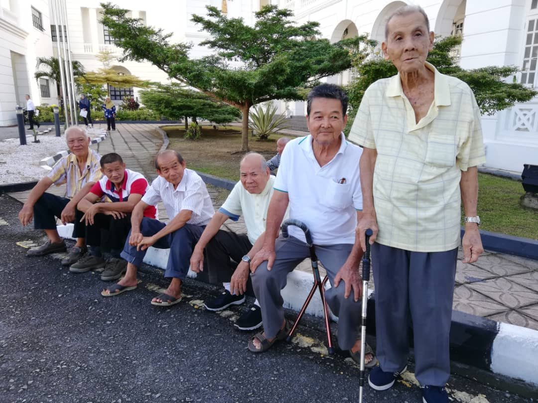 虽然行动不便，但多名年迈的支持者仍撑起拐杖，到场为杨祖强打气。