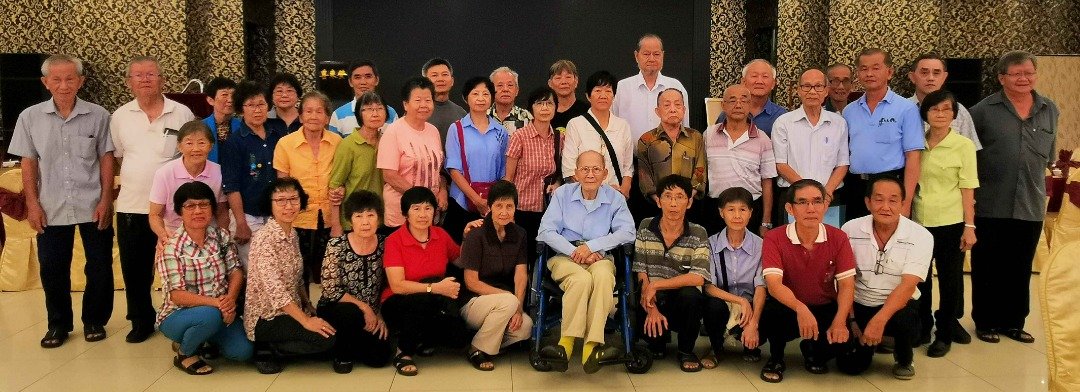 蔡建福（次排右3，白衣）与超过30名老战友召开新闻发布会，正式对外公布陈平回家的消息。