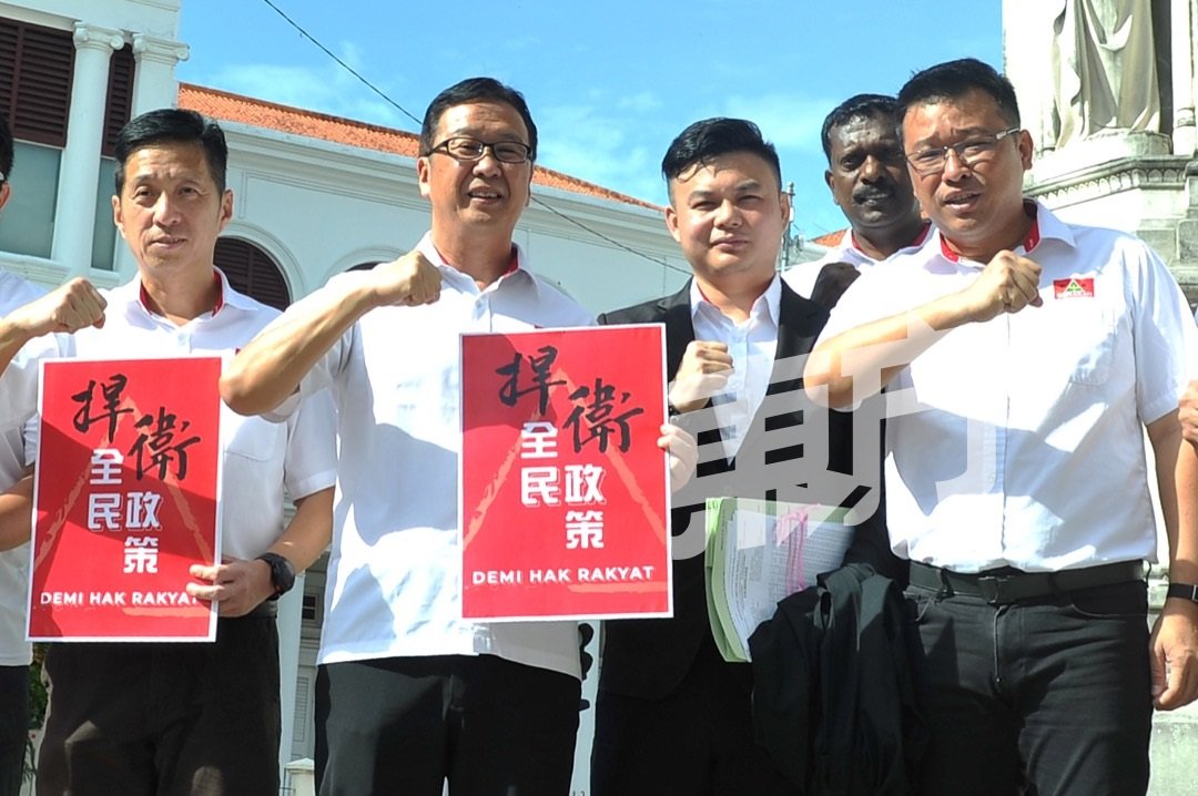 胡栋强（左起）、刘华才及方志伟（右）坚决捍卫全民政策，将会与律师商讨上诉的事宜。左3为代表律师麦嘉强。（摄影：蔡开国）