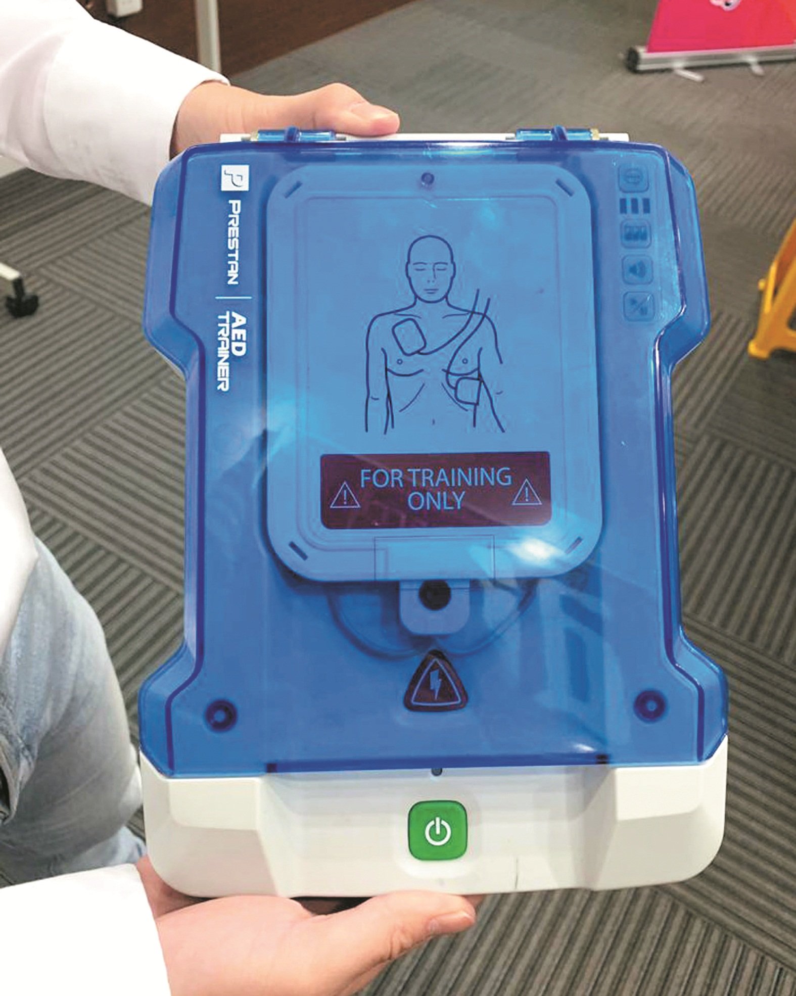 国内各大公共场所大多备有心脏除颤器（AED），即使是没有任何急救知识者，也可以依照机器所给予的指示为伤者提供援助。