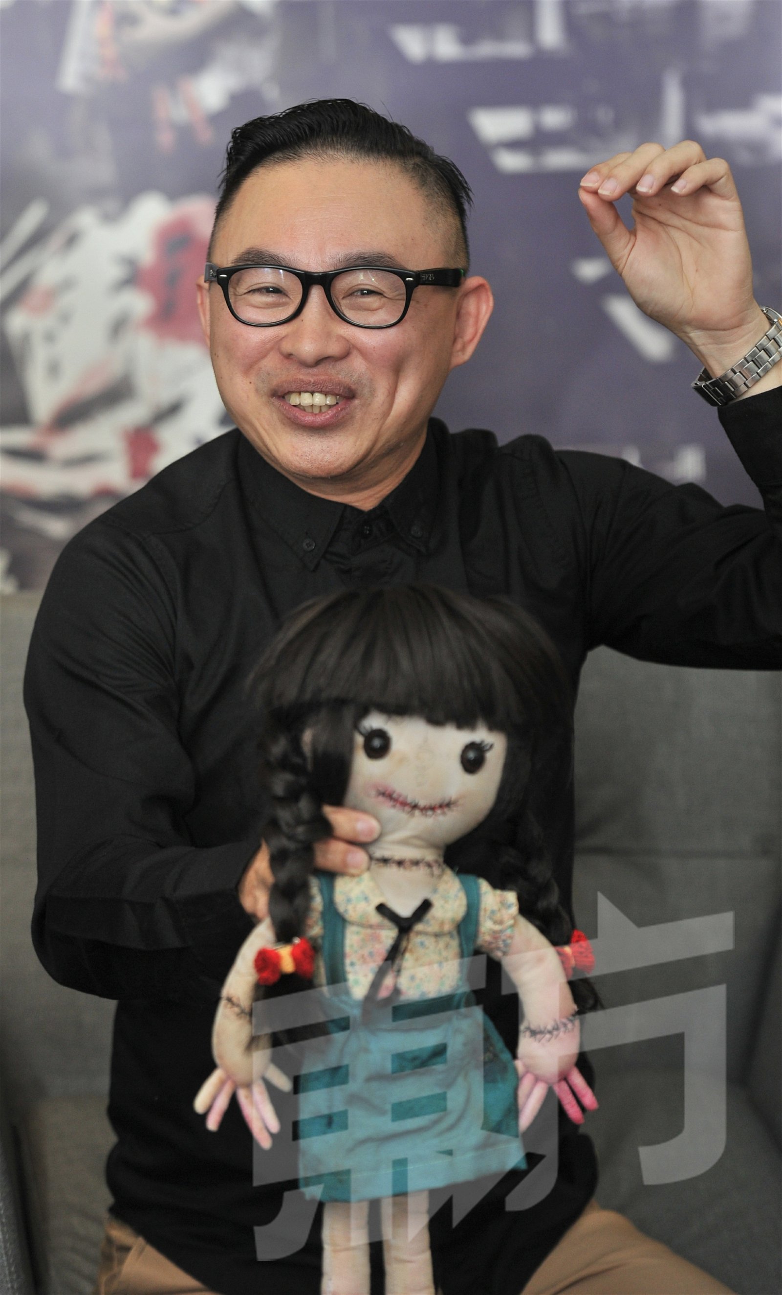 李勇昌与《双魂》中的玩偶“豆豆”为电影进行宣传。