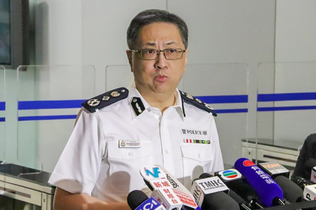 香港警务处长卢伟聪周二深夜在警察总部会见记者，回应有警员当天对示威者开实弹，强调开枪警员行为“合理及合法”。