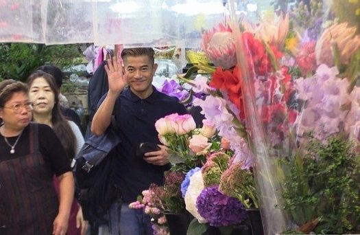 发现郭富城买花送方媛，还向记者挥手。