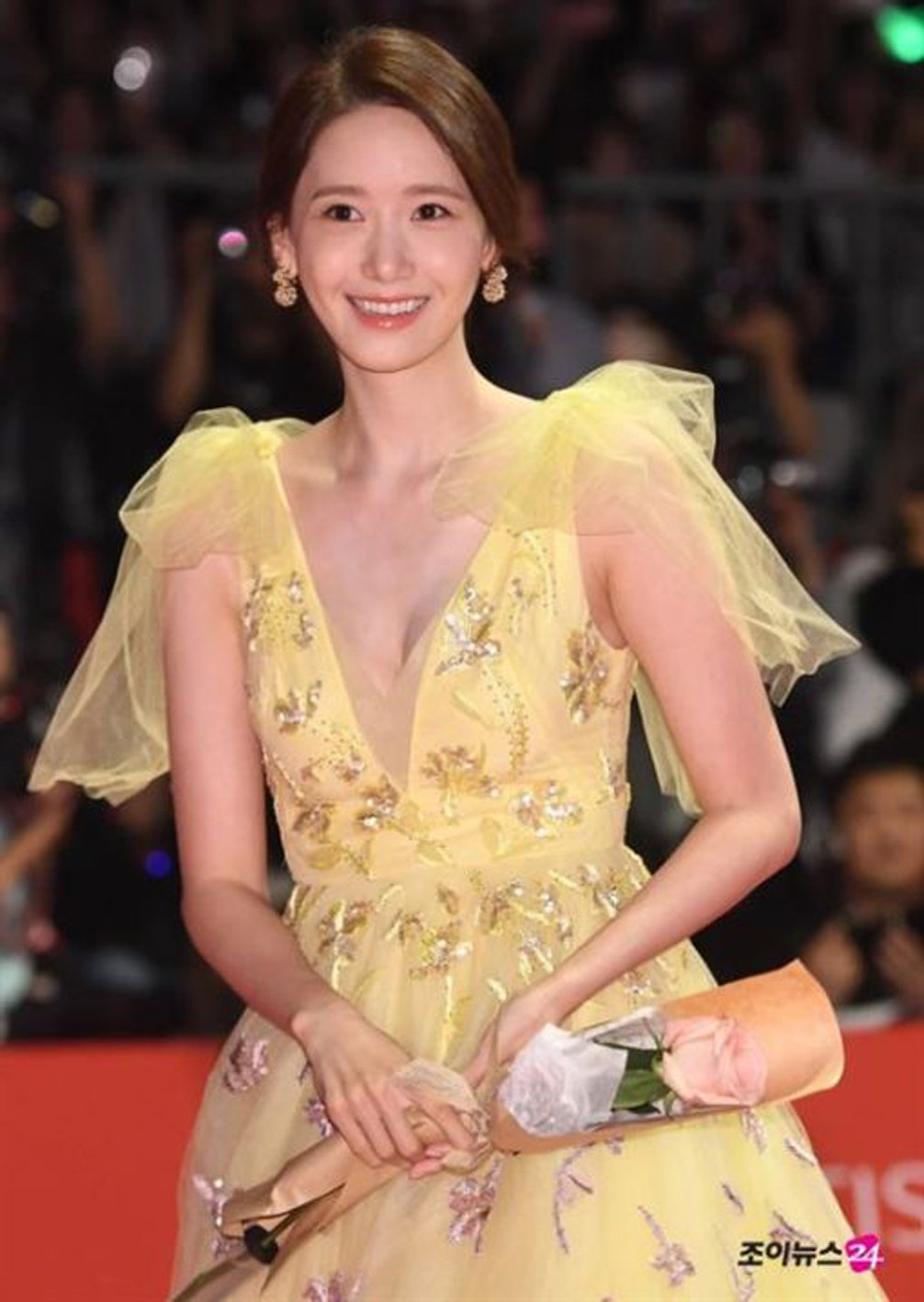 少女时代润娥带著《极限逃生》登场红 毯，一身鹅黄刺绣纱裙礼服，惊艳全场。