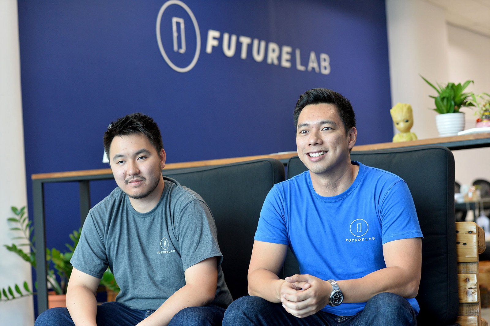 戴枫为陈（左）、布莱恩及另外一个创办人克拉丽莎（Clarissa Chang）是12岁就认识至今的朋友。3人当初同样因为不想从事本科专业工作而动念创办FutureLab，避免年轻人重蹈覆辙。