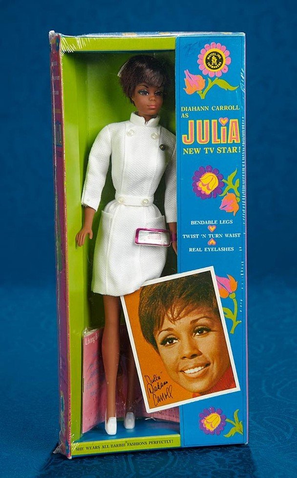 她的角色爆红，甚至玩具商还以此角色推出一款同名Barbie玩偶。