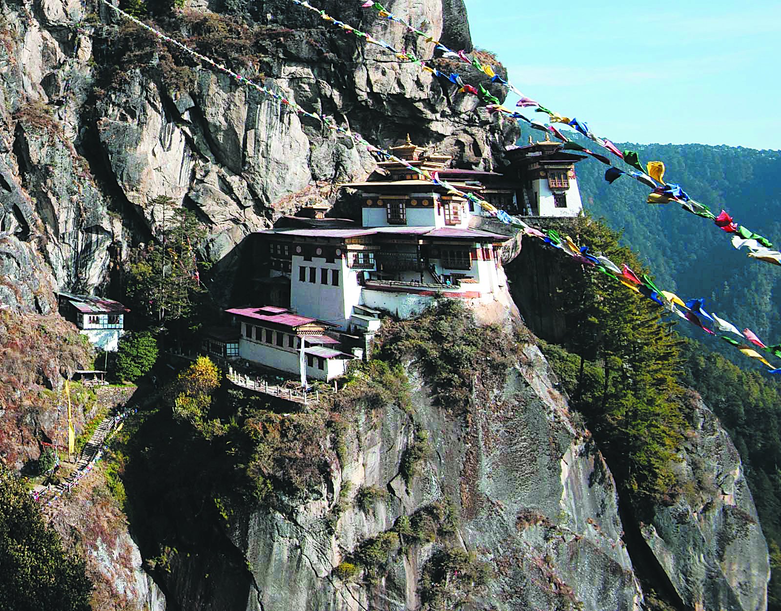 虎穴寺是不丹最著名的景点，如同悬挂在海拔3100米的峭壁上，也是不丹人的重要佛教朝圣地。
