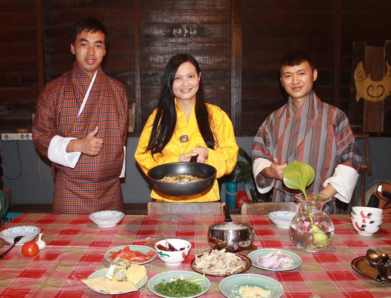 已19度游历不丹的曾素音（中），在当地结交了无数好友，包括诺布希林（左起）及苏南杜杰，两人更教导曾素音烹饪不丹的美食乳酪菇（Shamu datshi）。