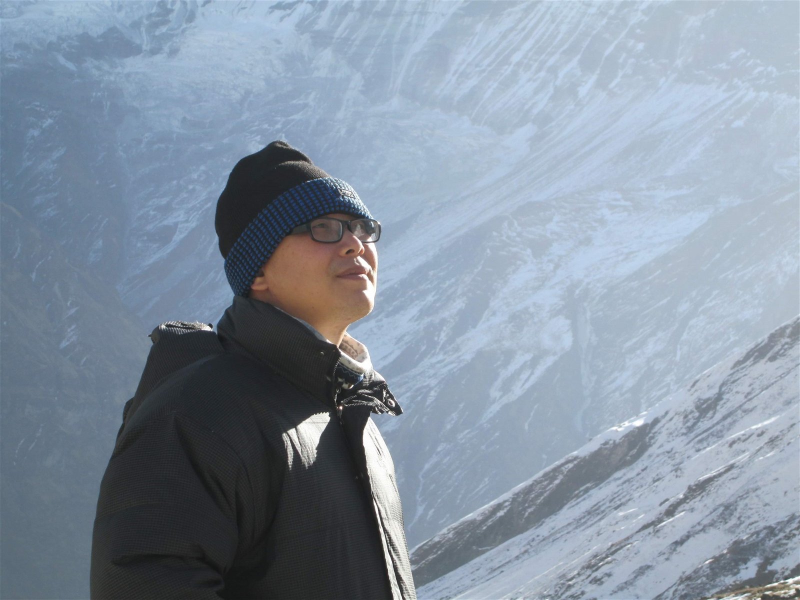 严伟扬一有机会，就会去登山远足，亲近大自然；目前最高纪录是攀爬位于尼泊尔的安纳普尔纳峰第一营地。