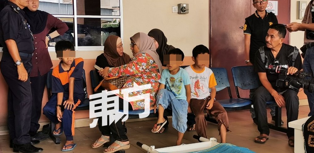 小死者的母亲（前左）及3名兄长均出现在医院太平间等候办理领尸手续。