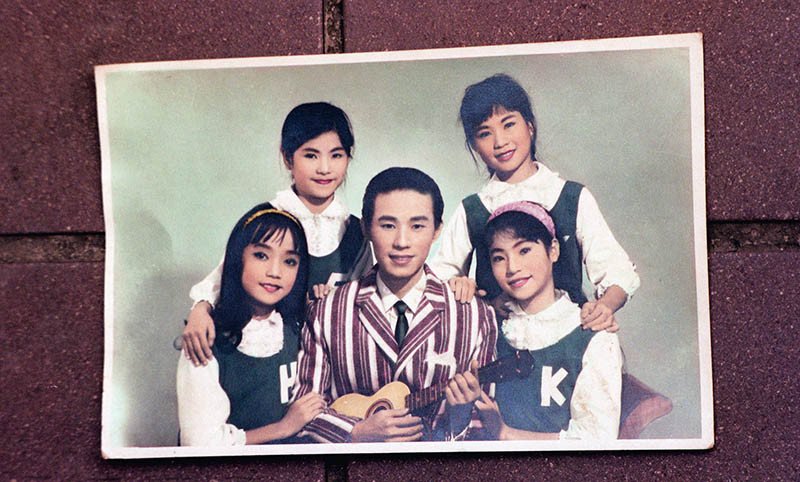 “国宝歌王”文夏曾自组“文夏四姊妹合唱团”，后来他和最小团员文香谱出恋曲。